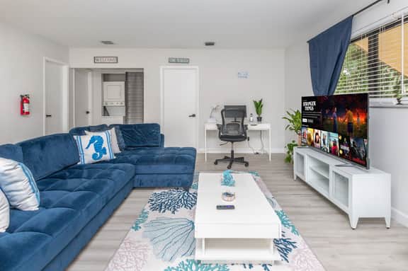 Beachside w/Parking - Las Olas, Airport, Port Evg