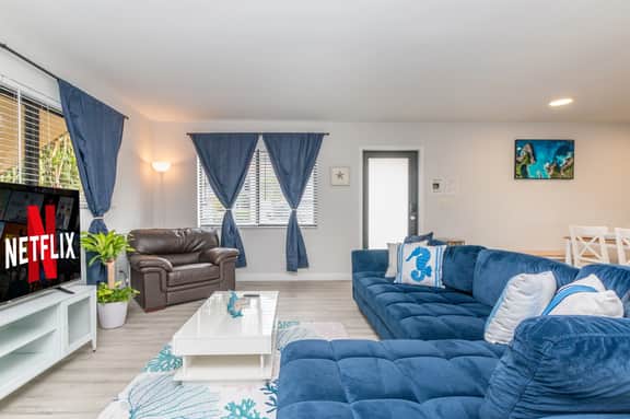 Beachside w/Parking - Las Olas, Airport, Port Evg