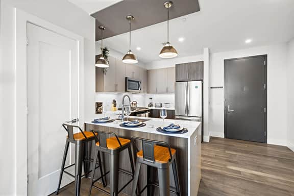Cozy Stylish retreat - NYC & NWK w/free parking