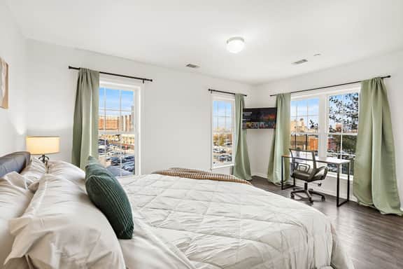 Urban Haven XL - NYC & Newark w/free parking
